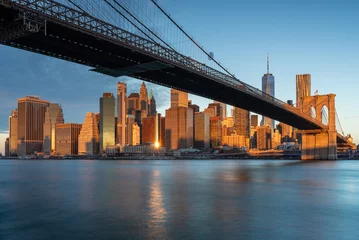 Selbstklebende Fototapete Brooklyn Bridge Classic view of Manhattan under Brooklyn Bridge at sunrise
