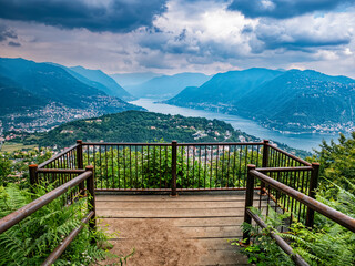 Fototapeta premium Landscape of Lake Como from Pin Umbrella sightseeing