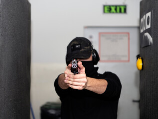 Shooting directly at the target, with a pistol for IPSC