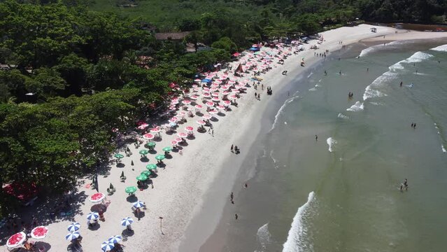 Vis&atilde;o a&eacute;rea da ba&iacute;a da praia da barra do sahy em s&atilde;o sebasti&atilde;o, sp, brasil