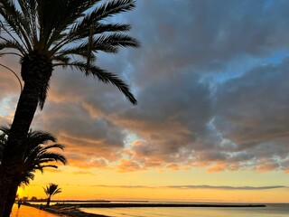 Atardeceres en la playa junto al mar