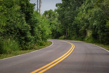 Fototapeta premium Curva en carretera con doble línea amarilla