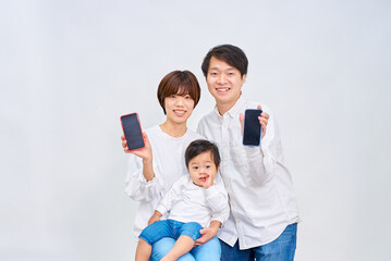 スマートフォンの画面を見せる家族