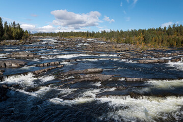 Trappstegsforsen der Kaskaden Wasserfall an der Wildnisstrasse in Schweden im Herbst