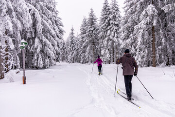 Kleine Winterwanderung durch den Tiefschnee im Thüringer Wald bei Oberhof - Thüringen - Deutschland