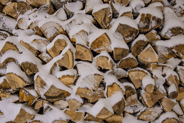 Verschneites Brennholz im Winter © by-studio