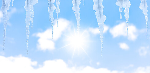 Eiszapfen vor Blauem Himmel im Winter