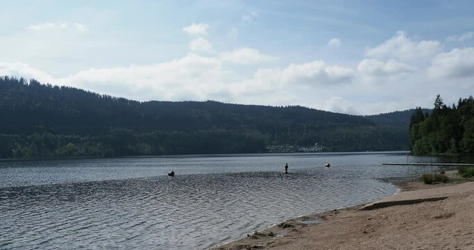 Titisee im s&uuml;dlichen Schwarzwald. Strandbad und Sandbank am Kurpark Nordufer des Titisees.Touristen zum Schwimmen 