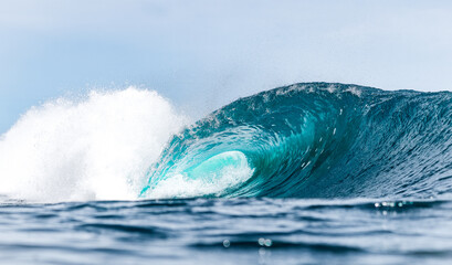 La fuerza del océano con sus curvas perfectas. - obrazy, fototapety, plakaty