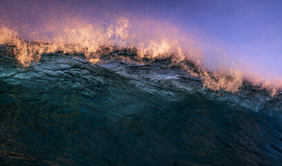 Cresta marina de una ola momentos antes de romper sobre el océano. 