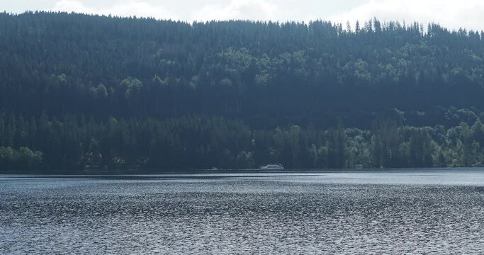 Titisee im s&uuml;dlichen Schwarzwald. Blick auf den See entlang des Ostufers, Seerundweg entlang des Waldes rund um die Saiger H&ouml;he

