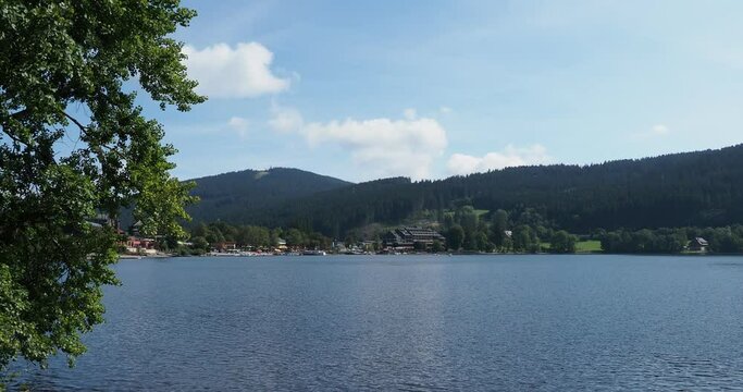 Titisee im s&uuml;dlichen Schwarzwald. Titisee-neutstadt Orstmitte, Bootsanlegestelle, Kurgarten umgeben von den Gipfeln Hochfirst, Glasberg und M&uuml;hle K&ouml;pfle