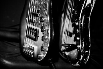 Schwarz-Weiß Aufnahme Event Pause auf der Bühne, Bass Gitarre, Melodie Gitarre am Verstärker