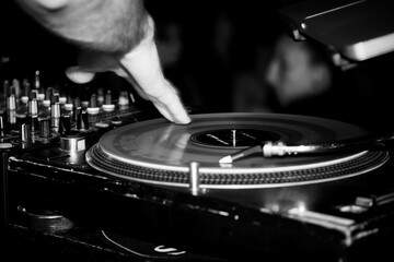 Schwarz-Weiß Aufnahme, Nahaufnahme von DJ-Hände, scratchten mit einer Vinyl Platten