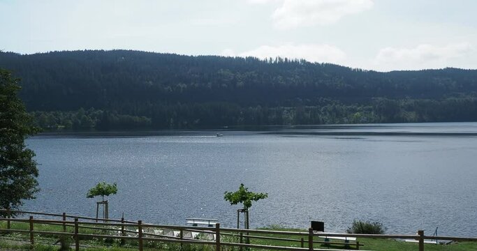 Titisee im s&uuml;dlichen Schwarzwald. Blick auf den See entlang des Ostufers vom Kurpark und Bruggers Seepark
