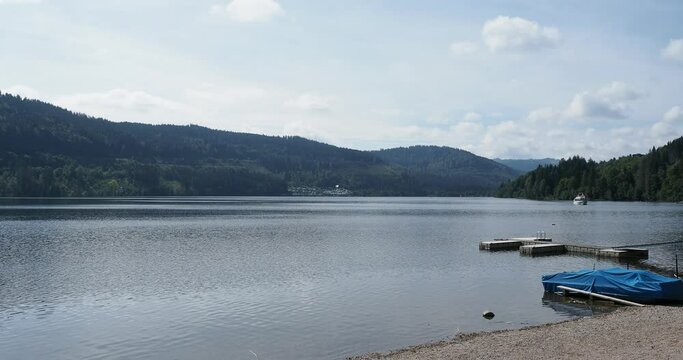 Titisee im s&uuml;dlichen Schwarzwald in Baden-W&uuml;rttemberg, bekannt f&uuml;r seinen Natursee l&auml;dt zum Schwimmen, Boot fahren und Spazierengehen