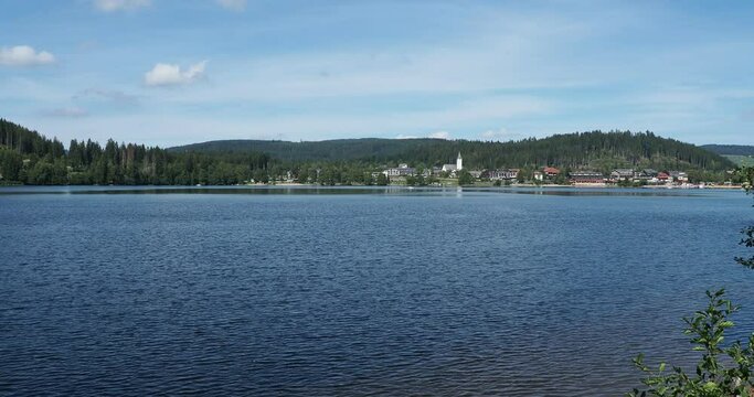 Titisee im s&uuml;dlichen Schwarzwald in Baden-W&uuml;rttemberg. Blick auf das Zentrum von Titisee-Neustadt vom S&uuml;dufer (Seerundweg)
