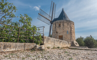 Moulin De Daudet à Fontvieille en Provence. Moulin Provençal près des Baux de Provence dans les...