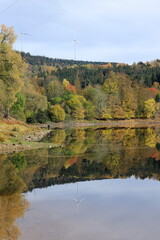 Obraz premium Spiegelung der Landschaft im Albstausee bei Sankt Blasien