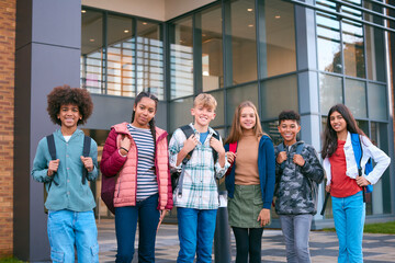Obraz premium Portrait Showing Class Of Secondary Or High School Pupils Standing Outside School Building