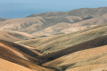 Hügelige stark erodierte trockene vulkanische Landschaft auf Fuerteventura