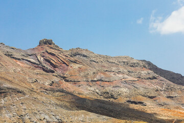 Hügelige stark erodierte trockene vulkanische Landschaft auf Fuerteventura
