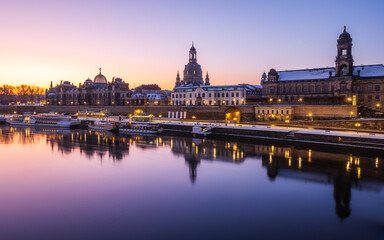 The historical waterfront with baroque buildings in Dresden early in the winter dawn.  - obrazy, fototapety, plakaty