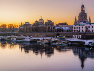 Fototapeta na wymiar The historical waterfront with baroque buildings in Dresden early in the winter dawn. 
