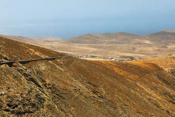 Hügelige stark erodierte trockene Vulkan Landschaft
