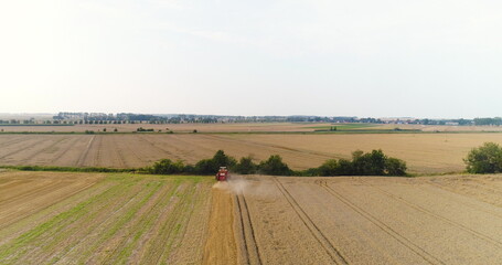 Obraz premium combine harvester harvesting wheat field agriculture