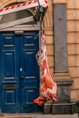 The pork carcass, cut in half with the skin, was delivered to the collection point by car and is now delivered to the recipient.