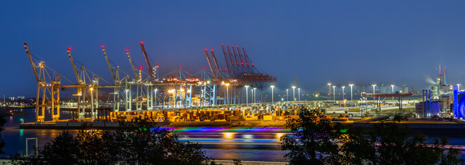 Fototapeta na wymiar Panorama Containerterminal Tollerort in Hamburg zur blauen Stunde