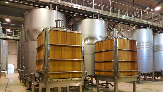 Sala de vinificación con depósitos de acero inoxidable y cubas de madera para vinificación, decantación y almacenamiento