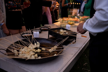 Mesa con comida en fiesta