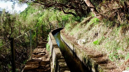 Levada Wanderung auf Madeira, Bewässerungskanäle in der Landschaft