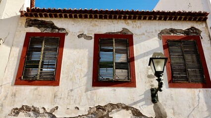 Altes Fenser, alte Türe, alter Balkon