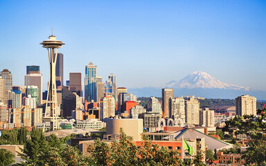 Panorama of Seattle city with mount Rainer in background, Washington US - obrazy, fototapety, plakaty