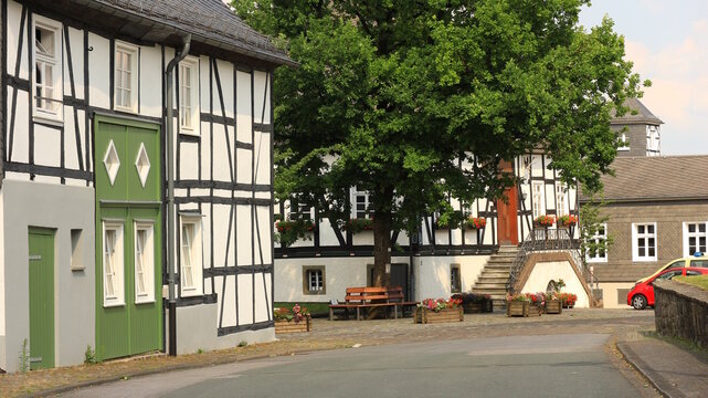 Stra&szlig;e und Geb&auml;ude in Eversberg