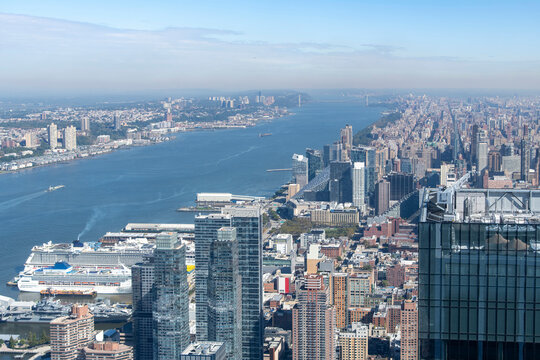 Panoramic view over Hudson River in northerly direction with skyline of Manhattan, New York City, USA with upper West and East Side, Harlem and New Jersey and George Washington bridge in background