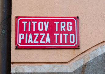 Koper, Slovenia - November 8, 2023: Bilingual slovenian and italian name of the Tito square in Koper, Slovenia, dedicated to the ex-yugoslav dictator. - obrazy, fototapety, plakaty