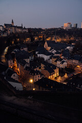 Obraz premium Night view of the picturesque old quarter of Luxembourg City with illuminated streets and historic buildings. 