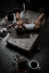 mujer mexicana preparando café de olla en metate - obrazy, fototapety, plakaty