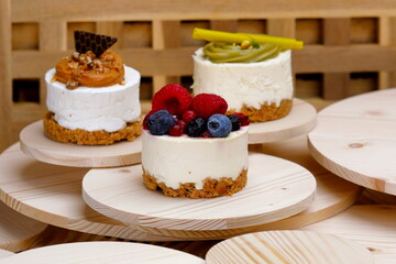 Tris di cheescake su sfondo di legno di abete