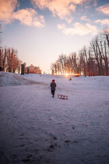 children with the sleds 