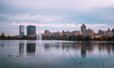 Obraz premium Jacqueline Kennedy Onassis Reservoir inside Central Park in New York City