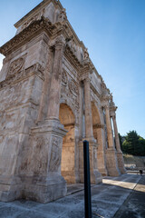 Obraz premium Arch of Constantine. Triumphal arch and Colosseum in the background in Rome, Italy.