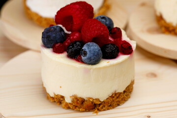 Primo piano di cheescake ai frutti di bosco