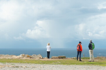 Groupe de randonneurs sur le GR34 presqu'île de Crozon-Bretagne France