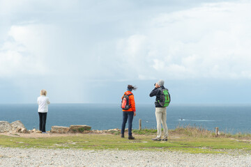 Groupe de randonneurs sur le GR34 presqu'île de Crozon-Bretagne France