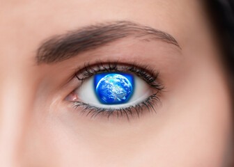 環境問題　瞳に地球が映る女性、虹彩、目のマクロ撮影　クローズアップ　AI生成画像